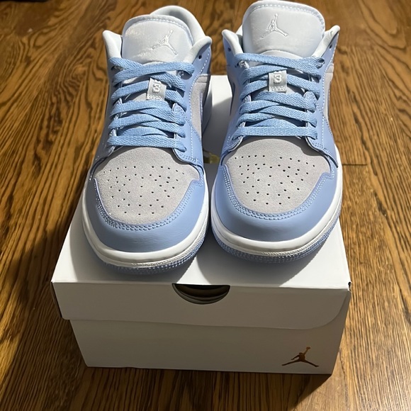 Women’s Air Jordan 1 Low - Picture 2 of 7